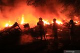 Petugas pemadam kebakaran berusaha memadamkan api yang membakar pasar loak di Karang Ketug, Gadingrejo, Kraton, Pasuruan, Jawa Timur, Rabu (4/11/2020) malam. Enam mobil pemadam kebakaran dikerahkan ke lokasi tersebut untuk memadamkan sekitar 82 lapak yang terbakar dan belum diketahui penyebab kebakaran namun kerugian diperkirakan ratusan juta. Antara Jatim/Ahmad Jainuri/Um/zk