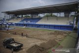 Pekerja menyelesaikan proses renovasi Stadion Sidolig di Bandung, Jawa Barat, Kamis (5/11/2020). Kementerian Pekerjaan Umum dan Perumahan Rakyat (PUPR) mengalokasikan dana sebesar  Rp 314,82 miliar untuk renovasi sarana dan prasarana di dua stadion utama dan 15 lapangan latihan, termasuk Stadion Sidolig yang ditujukan untuk tempat latihan bagi tim sepak bola pada ajang Piala Dunia U-20 pada 2021 mendatang. ANTARA JABAR/Raisan Al Farisi/agr