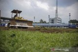 Pekerja menggunakan alat berat menyelesaikan proses renovasi Stadion Sidolig di Bandung, Jawa Barat, Kamis (5/11/2020). Kementerian Pekerjaan Umum dan Perumahan Rakyat (PUPR) mengalokasikan dana sebesar  Rp 314,82 miliar untuk renovasi sarana dan prasarana di dua stadion utama dan 15 lapangan latihan, termasuk Stadion Sidolig yang ditujukan untuk tempat latihan bagi tim sepak bola pada ajang Piala Dunia U-20 pada 2021 mendatang. ANTARA JABAR/Raisan Al Farisi/agr
