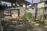 Warga membersihkan keramba budi daya ikan dari sampah di aliran Sungai Cikapundung, Bandung, Jawa Barat, Jumat (6/11/2020). Sejumlah Warga di kawasan bantaran Sungai Cikapundung tersebut merawat ikan mas menggunakan keramba dari bambu sebagai pemanfaatan aliran sungai serta membantu perekonomian. ANTARA JABAR/Novrian Arbi/agr