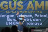 Ketua Umum PKB Abdul Muhaimin Iskandar memberikan sambutan saat Kampanye dan Dialog Bersama Gus Ami di Karangsong, Indramayu, Jawa Barat, Jumat (6/11/2020). Pada kampanye paslon Muhamad Solihin-Ratnawati yang juga dilakukan secara virtual itu dibagikan kartu Peduli Umat Melayani Rakyat (PUMR) untuk perwakilan pertani, nelayan dan pelaku umkm. ANTARA JABAR/Dedhez Anggara/agr