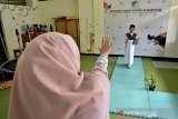 Anak berkebutuhan khusus mengenakan busana muslim saat acara Al Mashduqi Fair 2020 di Excellent Islamic School Al Masduqi, Tarogong Kaler, Kabupaten Garut, Jawa Barat, Jumat (6/11/2020). Kegiatan yang bertema Semangat Berkreasi di Masa Pandemi tersebut digelar untuk anak-anak berkebutuhan khusus se-Indonesia seperti lomba peragaan busana, vlog, dan desain poster secara daring. ANTARA JABAR/Candra Yanuarsyah/agr