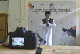 Anak berkebutuhan khusus mengenakan busana muslim saat acara Al Mashduqi Fair 2020 di Excellent Islamic School Al Masduqi, Tarogong Kaler, Kabupaten Garut, Jawa Barat, Jumat (6/11/2020). Kegiatan yang bertema Semangat Berkreasi di Masa Pandemi tersebut digelar untuk anak-anak berkebutuhan khusus se-Indonesia seperti lomba peragaan busana, vlog, dan desain poster secara daring. ANTARA JABAR/Candra Yanuarsyah/agr