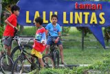 Seorang anak bermain skateboard di Ruang Bermain Ramah Anak (RBRA) di Taman Merjosari, Malang, Jawa Timur, Kamis (5/11/2020). Kementerian Pemberdayaan Perempuan dan Perlindungan Anak (KPPPA) mengembangkan serta memperluas lima sarana intervensi yang salah satunya adalah Ruang Bermain Ramah Anak (RBRA). Antara Jatim/Ari Bowo Sucipto/zk