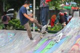 Seorang anak bermain skateboard di Ruang Bermain Ramah Anak (RBRA) di Taman Merjosari, Malang, Jawa Timur, Kamis (5/11/2020). Kementerian Pemberdayaan Perempuan dan Perlindungan Anak (KPPPA) mengembangkan serta memperluas lima sarana intervensi yang salah satunya adalah Ruang Bermain Ramah Anak (RBRA). Antara Jatim/Ari Bowo Sucipto/zk