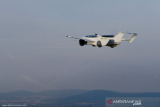 Prototipe mobil terbang bernama Aircar produksi dari Klein Vision mendarat di Piestanya Airport, Slovakia, dalam foto yang direkam pada Selasa (27/10/2020). Mobil yang dapat berubah menjadi pesawat dalam tiga menit itu memiliki daya jelajah hingga 1,000 km (621 miles), menurut pembuatnya. ANTARA FOTO/Klein Vision/Handout via REUTERS/foc.