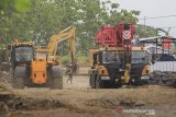 Pekerja menggunakan alat berat menyelesaikan pembangunan jalan akses Tol Cipali menuju Bandara BIJB di Kertajati, Majalengka, Jawa Barat, Minggu (8/11/2020). Pembangunan ruas tol akses Cipali menuju Bandara Kertajati sepanjang 3,70 kilometer itu ditargetkan rampung pada 2021 mendatang dan diharapkan mampu mendukung konektivitas menuju ke Bandara Kertajati sehingga berkontribusi mengembangkan kawasan di sekitarnya. ANTARA JABAR/Dedhez Anggara/agr