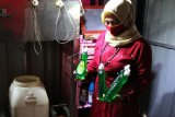 Pemilik usaha mengemas sabun cuci cair hasil produksinya ke botol plastik di sebuah rumah industri di Kelurahan Jaya Mukti, Kota Dumai, Riau, Sabtu (7/11/2020). Dalam sepekan rumah industri tersebut bisa memproduksi sabun cuci cair sebanyak 200 botol untuk memenuhi permintaan pelanggannya seperti pemilik rumah makan dan pemilik usaha tempat pencucian kendaraan dengan harga Rp10 ribu per botol. ANTARA FOTO/Aswaddy Hamid/wsj.