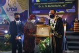 Rektor Universitas Airlangga (Unair) Mohammad Nasih (kanan) menyerahkan penghargaan 