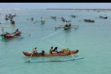 Sejumlah nelayan berangkat melaut di Pantai Kedonganan, Badung, Bali, Senin (9/11/2020). Badan Meteorologi, Klimatologi, dan Geofisika (BMKG) menggelar program Sekolah Lapang Cuaca Nelayan (SLCN) bagi nelayan di seluruh Indonesia dengan memberikan edukasi dan berbagi informasi mengenai cuaca kemaritiman menyusul adanya dampak perubahan iklim global serta meningkatnya frekuensi dan intensitas cuaca ekstrem. ANTARA FOTO/Nyoman Hendra Wibowo/nym.