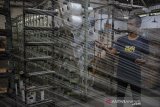 Pekerja menyelesaikan pemintalan benang di pabrik pembuatan sarung di Majalaya, Kabupaten Bandung, Jawa Barat, Senin (9/11/2020). Dinas Ketenagakerjaan dan Transmigrasi Provinsi Jawa Barat mencatat, sebanyak 19.089 pekerja dari 460 perusahaan tekstil telah terkena PHK sedangkan yang dirumahkan mencapai 80.138 pekerja dari 983 perusahaan. ANTARA JABAR/Raisan Al Farisi/agr