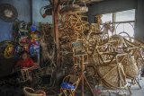 Perajin menyelesaikan produksi tempat duduk sepeda dari rotan di Ciheulang, Ciparay, Kabupaten Bandung, Jawa Barat, Senin (9/11/2020). Perajin menyatakan, selama pandemi COVID-19 penjualan tempat duduk sepeda dari rotan yang dijual seharga Rp 75 ribu hingga Rp 100 ribu tersebut meningkat hingga 100 persen dampak dari tren bersepeda di tengah pandemi. ANTARA JABAR/Raisan Al Farisi/agr