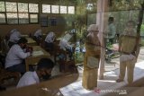 Sejumlah murid mengikuti kegiatan belajar mengajar dengan protokol kesehatan di SMA Negeri Tanjungkerta, Sumedang, Jawa Barat, Senin (9/11/2020). SMA Negeri Tanjungkerta kembali memulai sekolah tatap muka sejak pandemi COVID-19 setelah mendapatkan izin dari Pemerintah Kabupaten Sumedang dengan kapasitas 20 persen murid yang hadir dengan waktu hanya empat jam belajar dan mengajar serta menerapkan protokol kesehatan. ANTARA JABAR/Novrian Arbi/agr