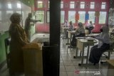 Sejumlah murid mengikuti kegiatan belajar mengajar dengan protokol kesehatan di SMA Negeri Tanjungkerta, Sumedang, Jawa Barat, Senin (9/11/2020). SMA Negeri Tanjungkerta kembali memulai sekolah tatap muka sejak pandemi COVID-19 setelah mendapatkan izin dari Pemerintah Kabupaten Sumedang dengan kapasitas 20 persen murid yang hadir dengan waktu hanya empat jam belajar dan mengajar serta menerapkan protokol kesehatan. ANTARA JABAR/Novrian Arbi/agr