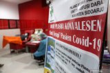 Pasien sembuh COVID-19 mendonorkan plasma darahnya di Unit Tranfusi Darah (UTD) PMI Sidoarjo, Jawa Timur, Senin (9/11/2020). Stok Plasma konvalesen atau plasma darah dari pasien yang sembuh COVID-19 yang bertujuan untuk membantu penyembuhan dan terapi pasien terkonfirmasi COVID-19 semakin menipis karena PMI kesulitan mencari pendonor. Antara Jatim/Umarul Faruq/zk