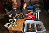 Pekerja menyelesaikan proses produksi biji kopi di Kemiren, Banyuwangi, Jawa Timur, Jumat (6/11/2020). Pemilik Usaha Mikro, Kecil dan Menengah (UMKM) itu mengaku saat ini usaha pembuatan produk kopi mulai bangkit karena meningkatnya kunjungan wisatawan ke pusat oleh-oleh serta pemasaran produk yang dilakukan secara daring. Antara Jatim/Budi Candra Setya/zk