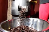 Pekerja menyelesaikan proses produksi biji kopi di Kemiren, Banyuwangi, Jawa Timur, Jumat (6/11/2020). Pemilik Usaha Mikro, Kecil dan Menengah (UMKM) itu mengaku saat ini usaha pembuatan produk kopi mulai bangkit karena meningkatnya kunjungan wisatawan ke pusat oleh-oleh serta pemasaran produk yang dilakukan secara daring. Antara Jatim/Budi Candra Setya/zk