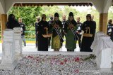 Wanita Aceh berbusana adat menaburkana bunga saat berziarah dalam rangka memperingati Hari Pahlawan di situs sejarah Makam Pahlawan Nasional Laksamana Malahati, perbukitan desa Lamreh, Kecamatan Masjid Raya, kabupaten Aceh Besar, Aceh, Senin (9/11/2020). Laksamana Malahayati, seorang wanita Aceh yang memiliki sekitar 2.000 pasukan Inong Bale (wanita janda) dan sejumlah armada kapal perang yang berjuang mengusir Belanda pada masa Kesultanan Aceh Darussalam (1585-1604) itu ditetapkan sebagai pahlawan nasional oleh presiden Joko Widodo pada 6 November 2017.  Antara Aceh/Ampelsa.

