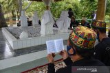 Sejumlah warga berbusana adat berdoa saat berziarah dalam rangka memperingati Hari Pahlawan di situs sejarah Makam Pahlawan Nasional Laksamana Malahati, perbukitan desa Lamreh, Kecamatan Masjid Raya, kabupaten Aceh Besar, Aceh, Senin (9/11/2020). Laksamana Malahayati, seorang wanita Aceh yang memiliki sekitar 2.000 pasukan Inong Bale (wanita janda) dan sejumlah armada kapal perang yang berjuang mengusir Belanda pada masa Kesultanan Aceh Darussalam (1585-1604) itu ditetapkan sebagai pahlawan nasional oleh presiden Joko Widodo pada 6 November 2017. Antara Aceh/Ampelsa.