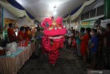 Barongsai melintas di pusat kuliner khas Tionghoa saat peluncuran awal Wisata Kampung Pecinan di Jalan Kapasan Dalam, Surabaya, Jawa Timur, Selasa (10/11/2020). Kawasan yang juga merupakan salah satu kampung pecinan tertua di Surabaya tersebut diharapkan dapat menjadi destinasi wisata baru berkonsep kampung dengan menyuguhkan bangunan-bangunan bersejarah, pusat kuliner khas Tionghoa, spot foto yang menarik dan pertunjukan seni seperti barongsai dan wayang potehi. Antara Jatim/Moch Asim/zk.