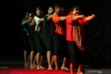 Seniman dari Teater Ideot mementaskan drama mini kata bertajuk 