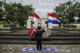 Pelajar memberi penghormatan ke arah Bendera Indonesia dan Belanda di Ereveld Pandu, Bandung, Jawa Barat, Selasa (10/11/2020). Kegiatan yang digelar oleh Oorlogsgravenstichting Indonesia bersama Komunitas Lokra dan pelajar tersebut sebagai bentuk  simbol perdamaian dan persahabatan antara Indonesia dan Belanda dalam momen Hari Pahlawan Nasional dengan saling berkunjung ke makam pahlawan guna menghormati pahlawan, sipil dan para korban perang. ANTARA JABAR/Novrian Arbi/agr