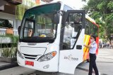 Petugas memeriksa bus sekolah bantuan CSR yang baru diserahkan kepada Pemkot Denpasar di Denpasar, Bali, Selasa (10/11/2020). Dinas Perhubungan Kota Denpasar saat ini memiliki 13 unit armada bus sekolah yang siap dioperasikan kembali untuk melayani sekitar 800 orang siswa. ANTARA FOTO/Fikri Yusuf/nym.