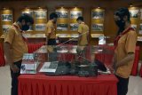 Sejumlah pelajar melihat benda-benda sejarah saat pameran di Monumen Perjuangan Rakyat Bali (Bajra Sandhi), Denpasar, Bali, Selasa (10/11/2020). Pameran yang menampilkan 17 benda-benda peninggalan pahlawan kemerdekaan di Bali tersebut untuk memperingati Hari Pahlawan. ANTARA FOTO/Nyoman Hendra Wibowo/nym.