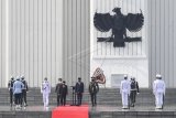 Presiden Joko Widodo (ketujuh kiri) didampingi Wakil Presiden Ma'ruf Amin (keenam kiri) menghadiri Upacara Ziarah Nasional di Taman Makam Pahlawan Nasional Utama (TMPU) Kalibata, Jakarta, Selasa (10/11/2020). Upacara Ziarah Nasional tersebut merupakan rangkaian peringatan Hari Pahlawan 10 November 2020. Selanjutnya, Presiden Joko Widodo akan menganugerahkan gelar Pahlawan Nasional kepada enam tokoh yang telah melalui proses seleksi oleh Kementerian Sosial dan Dewan Gelar dan Tanda Kehormatan. ANTARA FOTO/M Risyal Hidayat/nym.