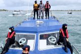 Petugas Bea Cukai Denpasar, TNI Angkatan Laut dan Ditpolairud Polda Bali melakukan patroli laut bersama di perairan Benoa, Bali, Rabu (11/11/2020). Kegiatan patroli bersama tersebut dilakukan untuk menjaga kawasan perairan di wilayah pulau Bali bebas dari kejahatan yang dapat mengganggu keamanan dan ketertiban serta pelanggaran yang dapat merugikan keuangan negara. ANTARA FOTO/Fikri Yusuf/nym.