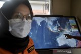 Petugas Pusat Pengendalian Operasi (Pusdalops) BPBD Kabupaten Garut mengoperasikan alat pendeteksi gempa (Warning Receiver System) di Kantor BPBD Kabupaten Garut, Jawa Barat, Kamis (12/11/2020). Badan Meteorologi, Klimatologi, dan Geofisika (BMKG) memberikan bantuan alat pendeteksi gempa kepada Badan Penanggulangan Bencana Daerah (BPBD) Kabupaten Garut guna mempercepat penyebaran informasi gempa bumi dan tsunami di Indonesia. ANTARA JABAR/Candra Yanuarsyah/agr