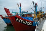 Petugas KKP ringkus dua kapal ikan asing berbendera Malaysia