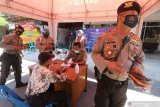 Petugas mendata warga pelanggar protokol kesehatan COVID-19 sebelum disidang di Kota Kediri, Jawa Timur, Kamis (12/11/2020). Razia gabungan Polisi, TNI, dan Satpol PP tersebut diselenggaran secara berkelanjutan sebagai upaya menyadarkan masyarakat disiplin menerapkan protokol kesehatan. Antara Jatim/Prasetia Fauzani/zk