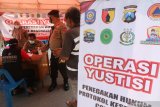 Petugas mendata warga pelanggar protokol kesehatan COVID-19 sebelum disidang di Kota Kediri, Jawa Timur, Kamis (12/11/2020). Razia gabungan Polisi, TNI, dan Satpol PP tersebut diselenggaran secara berkelanjutan sebagai upaya menyadarkan masyarakat disiplin menerapkan protokol kesehatan. Antara Jatim/Prasetia Fauzani/zk