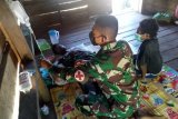 Satgas Pamtas Yonif 125/Si'mbisa obati warga kampung sakit malaria