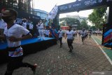 Peserta mengikuti 'Port Virtual Run and Ride 2020', di Surabaya, Jawa Timur, Sabtu (14/11/2020). Lomba yang dibuka secara serentak di Surabaya, Semarang, Bali, dan Banjarmasin dan digelar secara virtual itu untuk menyambut HUT ke-28 PT Pelindo III. Antara Jatim/Didik/Zk