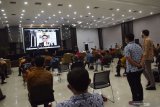 Kemendikbud Luncurkan Program Vokasi Jalur Cepat. Direktur Jenderal Pendidikan Vokasi Kementerian Pendidikan dan Kebudayaan (Kemendikbud) Wikan Sakarinto (layar monitor) memberikan penjelasan secara virtual kepada para pemangku kepentingan pendidikan vokasi saat meluncurkan program pendidikan vokasi di ruang pertemuan PT INKA, Madiun, Jawa Timur, Jumat (13/11/2020). Kemendikbud meluncurkan Program Sekolah Menengah Kejuruan (SMK), Diploma Dua (D2) jalur cepat dan Program Peningkatan Prodi Diploma Tiga menjadi Sarjana Terapan (Diploma Empat/D4). Antara Jatim/Siswowidodo/zk.