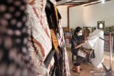 Pekerja membatik di sentra Batik Seblang di Banyuwangi, Jawa Timur, Sabtu (14/11/2020). Pemilik Usaha Mikro, Kecil dan Menengah (UMKM) itu mengaku saat ini usaha kain batik mulai bergerak bangkit seiring sektor pariwisata yang menjadi daya tarik kunjungan wisatawan mulai bergeliat dan berangsur pulih. Antara Jatim/Budi Candra Setya/zk.