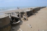 Warga beraktivitas didekat tangkis laut yang rusak di pantai Desa Tanjung, Pamekasan, Jawa Timur, Minggu (15/11/2020). Proyek tangkis laut atau tanggul penahan ombak yang belum lama selesai dikerjakan itu, rusak karena tidak mampu menahan terjangan ombak beberapa waktu lalu. Antara Jatim/Saiful Bahri/zk.