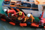 Petugas memasang 'Oil Boom' guna mengantisipasi pencemaran air laut di lokasi tenggelamnya kapal MV Mentari Crystal di Dermaga Domestik Terminal Teluk Lamong, Surabaya, Jawa Timur, Senin (16/11/2020). Kapal kargo MV Mentari Crystal yang mengangkut sekitar 137 peti kemas itu tenggelam di Dermaga Domestik Terminal Teluk Lamong pada Minggu (15/11) malam. Antara Jatim/Didik/Zk