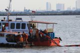 Petugas memasang 'Oil Boom' guna mengantisipasi pencemaran air laut di lokasi tenggelamnya kapal MV Mentari Crystal di Dermaga Domestik Terminal Teluk Lamong, Surabaya, Jawa Timur, Senin (16/11/2020). Kapal kargo MV Mentari Crystal yang mengangkut sekitar 137 peti kemas itu tenggelam di Dermaga Domestik Terminal Teluk Lamong pada Minggu (15/11) malam. Antara Jatim/Didik/Zk