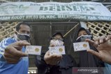 MENAMBUNG EMAS DI BANK SAMPAH. Sejumlah warga menunjukkan kepingan emas di Bank Sampah Malangbong Bersemi, Kabupaten Garut, Jawa Barat, Senin (16/11/2020). Bank sampah yang didirikan oleh warga secara mandiri tersebut merupakan inisiatif untuk menghadirkan program menabung logam mulia mini gold 0.05 gram guna menarik minat warga dan meningkatkan kesadaran tentang pemanfaatan limbah rumah tangga. ANTARA JABAR/Candra Yanuarsyah/agr