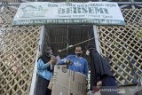 Petugas menimbang sampah kardus dari warga di Bank Sampah Malangbong Bersemi, Kabupaten Garut, Jawa Barat, Senin (16/11/2020). Bank sampah yang didirikan oleh warga secara mandiri tersebut merupakan inisiatif untuk menghadirkan program menabung logam mulia mini gold 0.05 gram guna menarik minat warga dan meningkatkan kesadaran tentang pemanfaatan limbah rumah tangga. ANTARA JABAR/Candra Yanuarsyah/agr