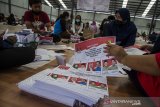 Pekerja melakukan pelipatan dan penyortiran surat suara Pemilu Bupati dan Wakil Bupati Kabupaten Bandung 2020 di Gudang Logistik KPU, Soreang, Kabupaten Bandung, Jawa Barat, Senin (16/11/2020). KPU Kabupaten Bandung mulai melakukan pelipatan dan penyortiran  sebanyak 2.420.699 lembar surat suara dengan melibatkan 400 tenaga kerja lepas untuk memenuhi kebutuhan DPT sebanyak 2.356.412 orang dalam pelaksanaan Pilkada Kabupaten Bandung 2020 desember mendatang. ANTARA JABAR/Novrian Arbi/agr