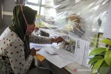 Petugas Kelurahan melayani pelaku umkm untuk mendaftarkan usaha di Kantor Kelurahan Cisaranten Endah, Bandung, Jawa Barat, Senin (16/11/2020). Dinas Koperasi dan Usaha Kecil Menengah (KUMKM) Kota Bandung kembali membuka pendaftaran bantuan langsung tunai tahap dua sebesar Rp 2,4 juta bagi pelaku umkm yang terdampak COVID-19. ANTARA JABAR/Raisan Al Farisi/agr