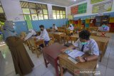 Simulasi Belajar Tatap Muka Di Kota Banjarmasin. Sejumlah siswa mengikuti simulasi belajar tatap muka di SMP Negeri 7 Banjarmasin, Kalimantan Selatan, Senin (16/11/2020). Berdasarkan surat pernyataan orang tua dan persetujuan guru, Pemerintah Kota Banjarmasin melakukan simulasi belajar tatap muka pertama sejak pandemi COVID-19, selama dua minggu di empat sekolah menengah pertama (SMP) di mana lokasi sekolah berada di zona hijau berdasarkan penilaian Gugus Tugas dengan jumlah siswa terbatas serta wajib mematuhi protokol Kesehatan COVID-19.Foto Antaranews Kalsel/Bayu Pratama S.