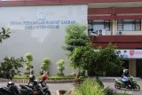 Warga melintas di depan gedung Perwakilan Rakyat Daerah (DPRD) Kediri di Kediri, Jawa Timur, Selasa (17/11/2020). Gedung DPRD Kediri kembali dibuka setelah sebelumnya ditutup selama 5 hari karena 5 orang anggota dewan positif COVID-19 usai kunjungan kerja ke luar daerah. Antara Jatim/Prasetia Fauzani/zk.