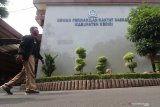 Warga melintas di depan gedung Perwakilan Rakyat Daerah (DPRD) Kediri di Kediri, Jawa Timur, Selasa (17/11/2020). Gedung DPRD Kediri kembali dibuka setelah sebelumnya ditutup selama 5 hari karena 5 orang anggota dewan positif COVID-19 usai kunjungan kerja ke luar daerah. Antara Jatim/Prasetia Fauzani/zk.