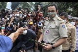 Gubernur DKI Jakarta Anies Baswedan memberikan keterangan kepada wartawan saat tiba di Mapolda Metro Jaya, Jakarta, Selasa (17/11/2020). Gubernur DKI Jakarta Anies Baswedan dipanggil pihak kepolisian untuk dimintai keterangan terkait pelanggaran protokol kesehatan pada acara Maulid Nabi di Petamburan, Jakarta Pusat yang menimbulkan kerumunan. ANTARA FOTO/Hafidz Mubarak A/nym.