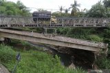 Truk melintasi jembatan bailey (jembatan darurat rangka baja) yang dibangun di atas jembatan roboh di Desa Ngadi, Kediri, Jawa Timur, Selasa (17/11/2020). Jembatan penghubung Kediri dengan Tulungagung tersebut belum diperbaiki sejak roboh pada Februari 2017 dan hanya dipasang jembatan darurat satu lajur yang kurang menjamin keselamatan. Antara Jatim/Prasetia Fauzani/zk